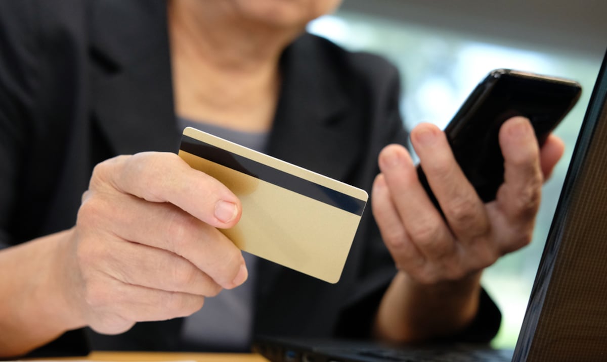 Busca eliminar cargos sobre impuestos en los pagos con tarjeta de crédito