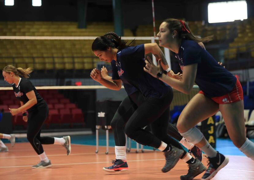 Pilar Marie Victoriá fue una de las líderes ofensiva de Puerto Rico (a la derecha) . Por su parte, Karina Ocasio (a la izquierda) fue seleccionada como la Mejor Recibidora. (GFR Media / Teresa Canino)