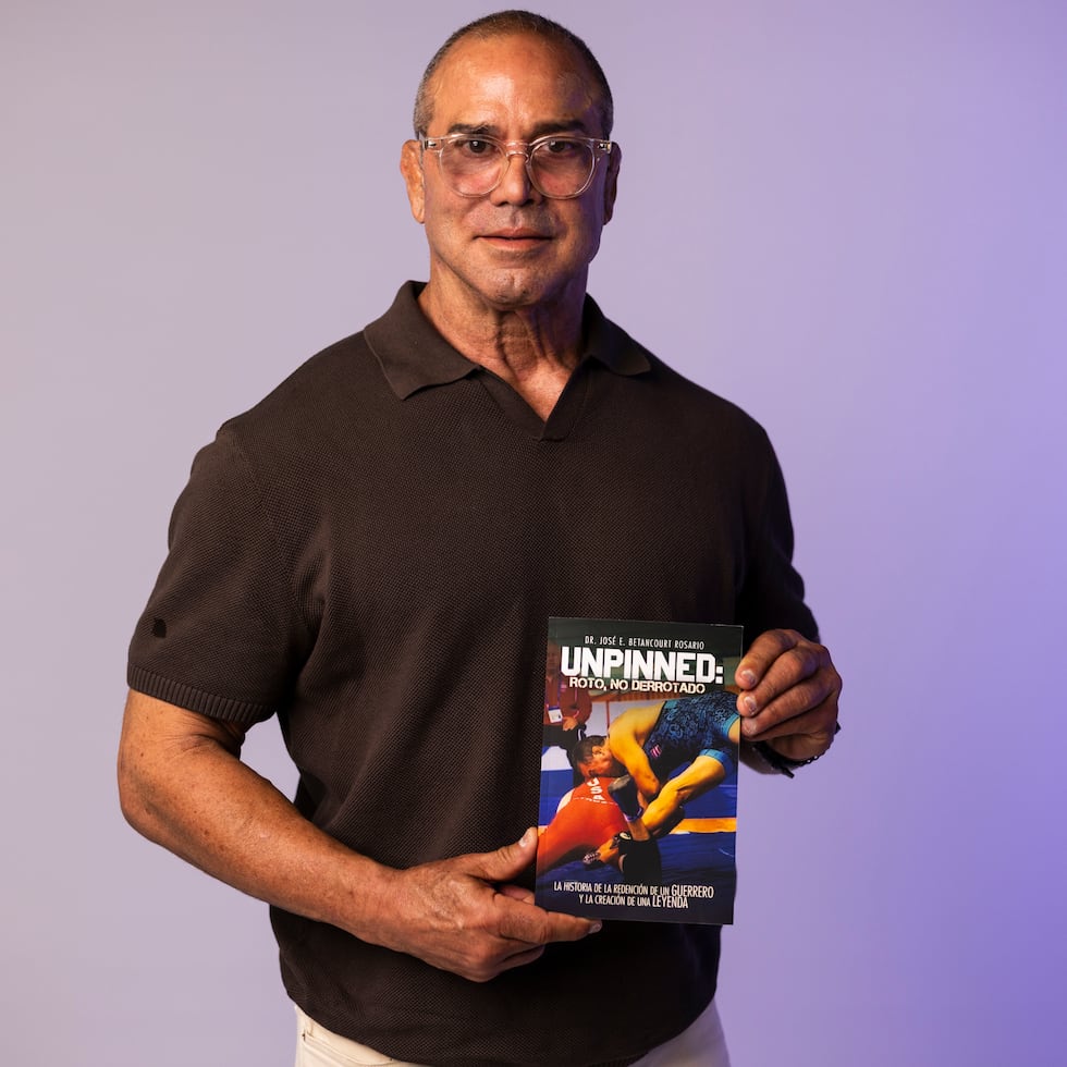 El exolímpico y medallista centroamericano y panamericano José "Beta" Betancourt publicó una biografía titulada "Unpinned: roto, no derrotado".