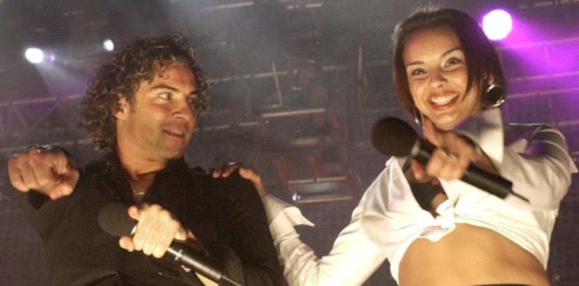 Bisbal y Chenoa, aquí en un concierto en 2002, y el resto del grupo original de Operación Triunfo realizarán un reencuentro. (Archivo)