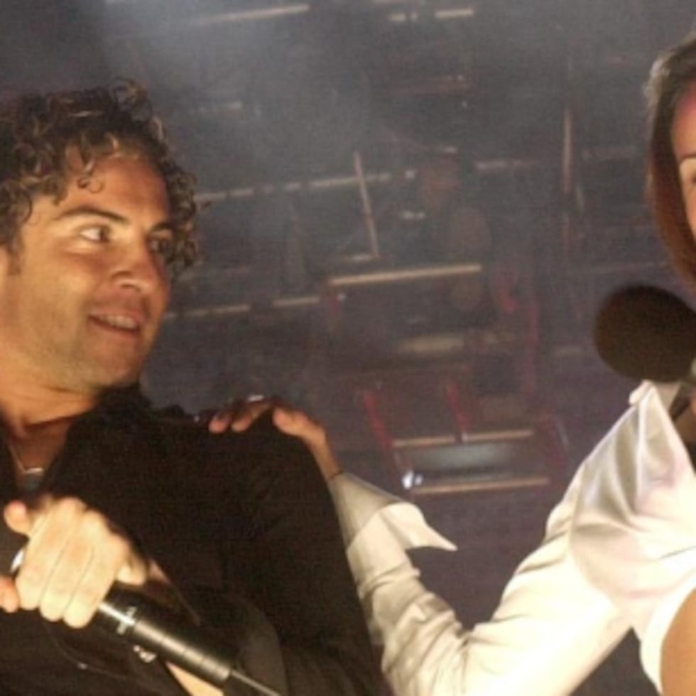 David Bisbal y Chenoa durante un concierto en 2002, quienes fueron parte del grupo original de "Operación Triunfo".