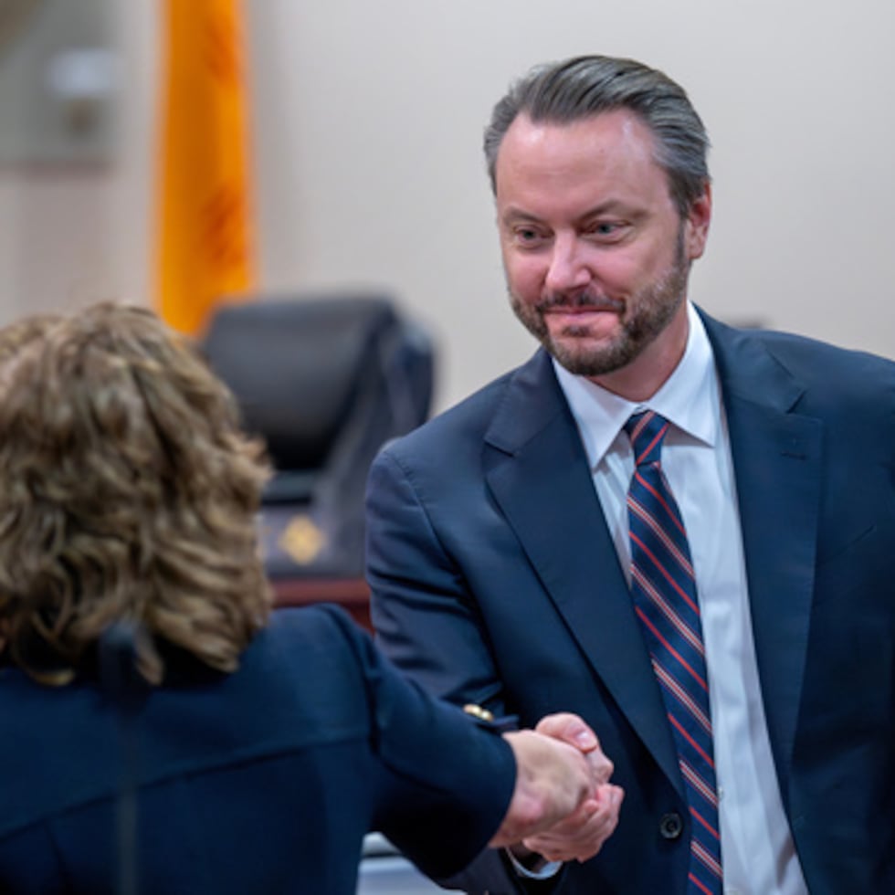 Linda Singer, una abogada que representa al demandante, a la izquierda, estrecha la mano del abogado Kevin Huff, que representa a Meta, después de que hicieran los alegatos finales.