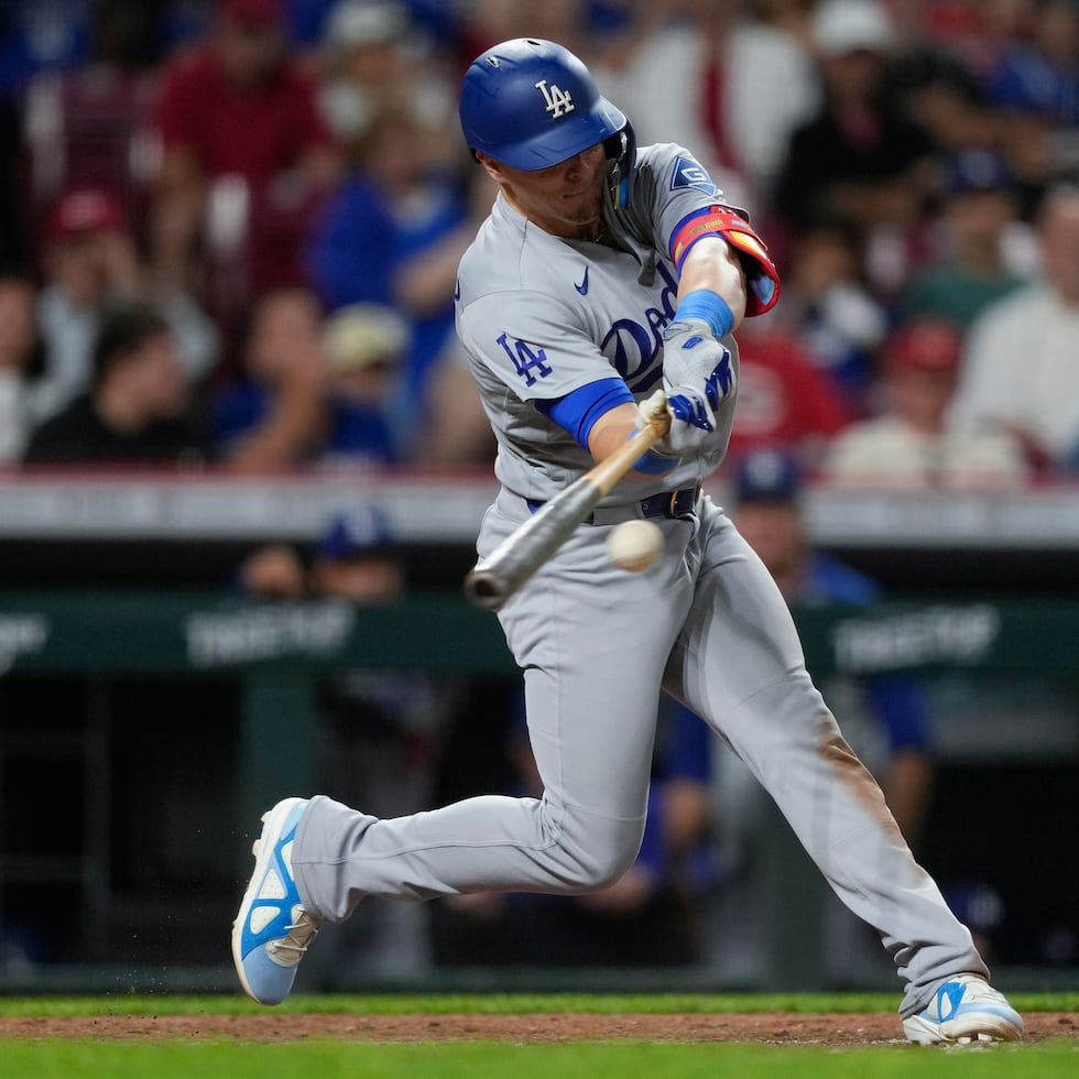 El puertorriqueño Enrique "Kike" Hernández conecta un sencillo impulsador por los Dodgers en la séptima entrada, que le dio una carrera más para ampliar la ventaja a 4-0.