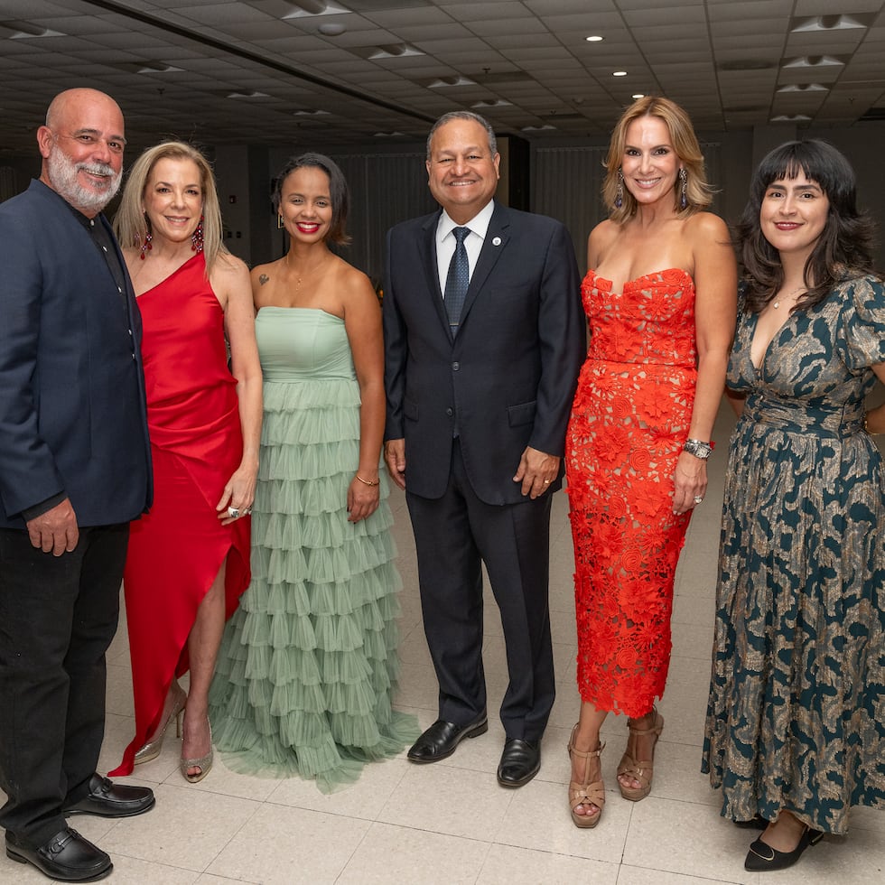 Mario Montilla, presidente de la Junta de Directores de la EMSC; Pia McCloskey, miembro de la Junta; Ruth Melián, directora ejecutiva de la EMSC; William Miranda Torres, alcalde de Caguas; Alexandra Rodríguez, miembro de la Junta de Directores de la EMSC y Raiza Centeno de Moveri