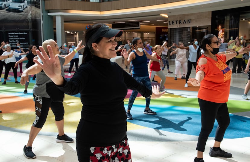 Clase de zumba del Club Edad Dorada de The Mall of San Juan, en el atrio central del centro comercial.