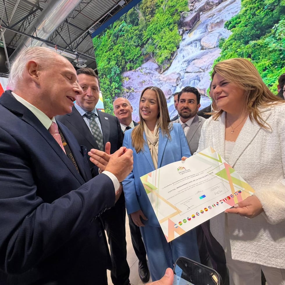 The Ibero-American Academy of Gastronomy presented Governor Jenniffer González Colón with a certificate accrediting the recognition of Puerto Rico as the new "Ibero-American Capital of Cocktails".