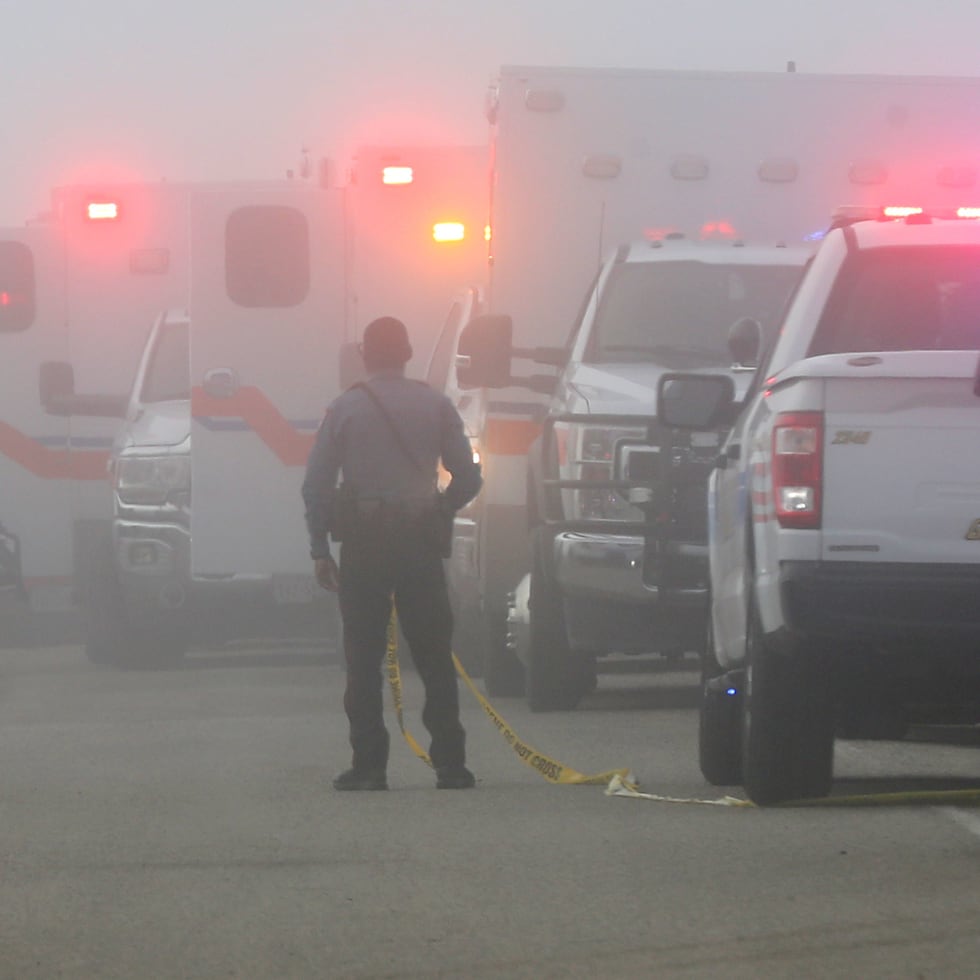 Un pequeño avión de la Marina de México que transportaba a un joven paciente y a otras siete personas se estrelló el lunes cerca de Galveston, Texas causando la muerte de al menos cinco personas.