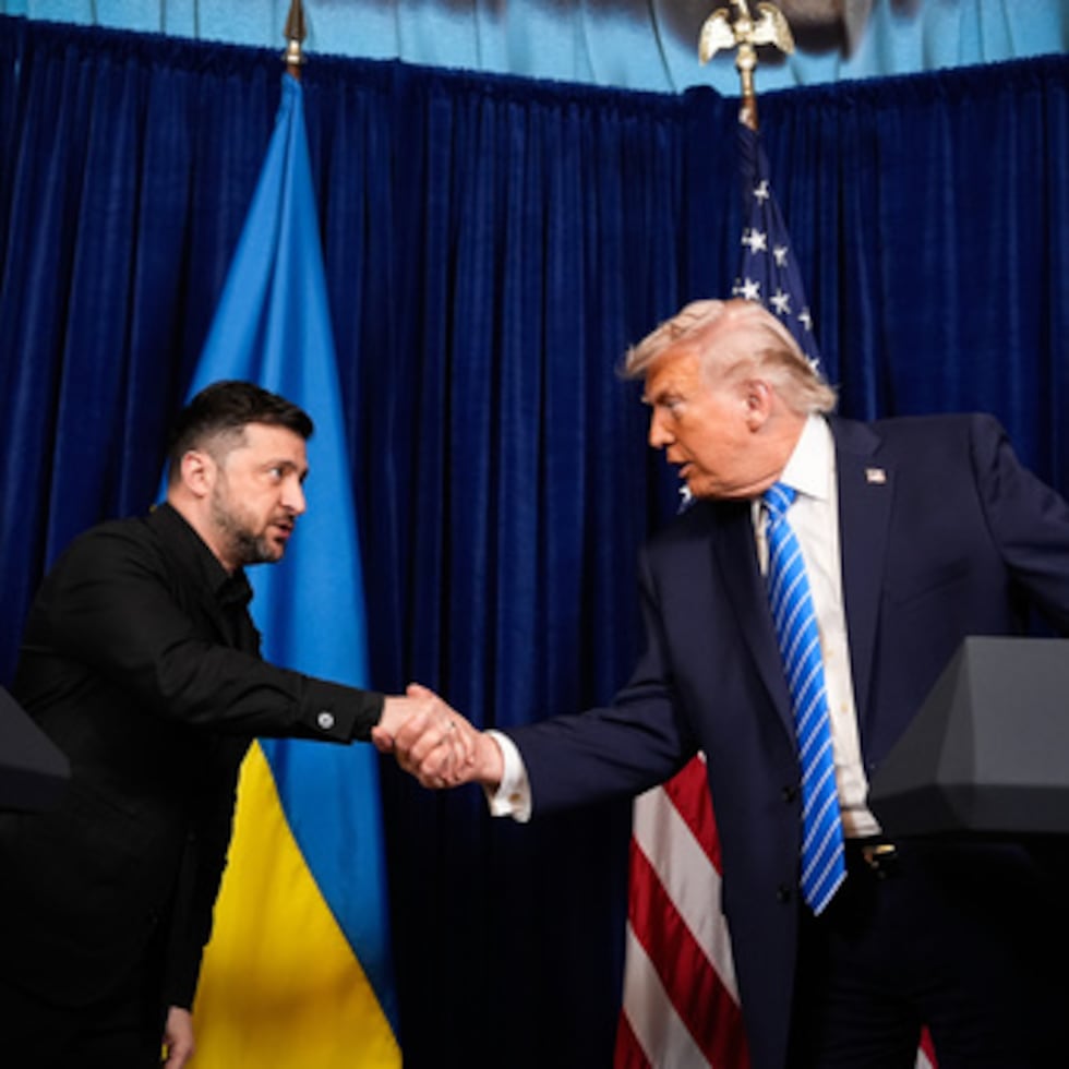 El presidente Donald Trump y el presidente de Ucrania, Volodymyr Zelenskyy, se dan la mano al comienzo de una rueda de prensa conjunta tras una reunión en el club Mar-a-Lago de Trump, el domingo 28 de diciembre de 2025, en Palm Beach, Florida (AP Photo/Alex Brandon).