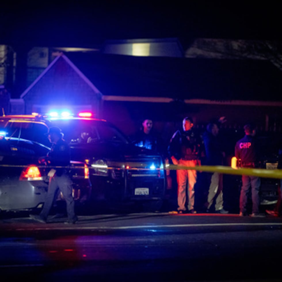 Personal de emergencias trabaja en la escena de un tiroteo masivo el sábado 29 de noviembre de 2025 en Stockton, California. (AP Foto/Ethan Swope)