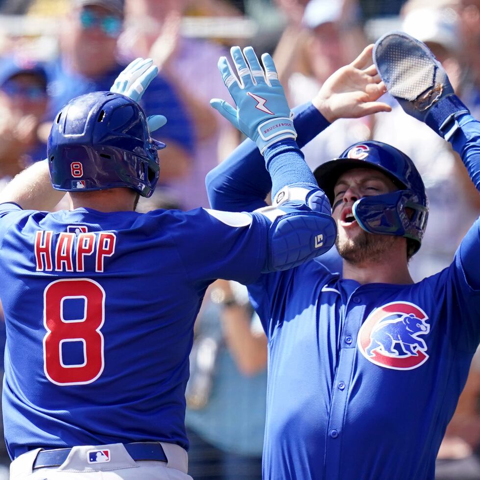 Ian Happ (izquierda), de los Cubs de Chicago, es felicitado por Nico Hoerner (derecha) tras batear un jonrón ante los Pirates de Pittsburgh.