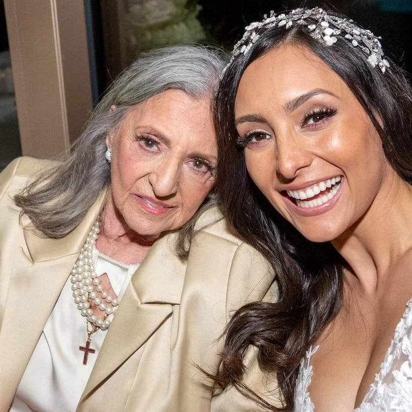 Nicole Chacón, a la derecha, junto a su abuela Yiya durante su boda en enero del 2020.