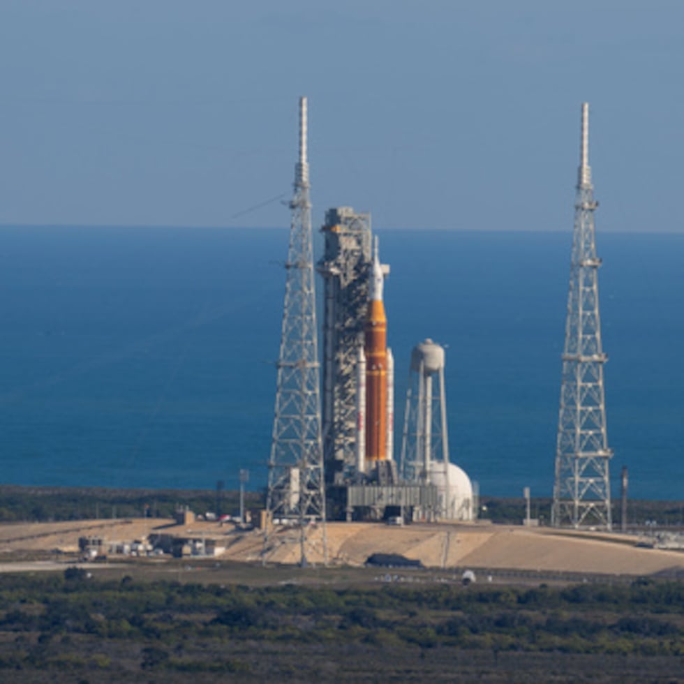 Esta foto facilitada por la NASA muestra el cohete Artemis II SLS (Space Launch System).