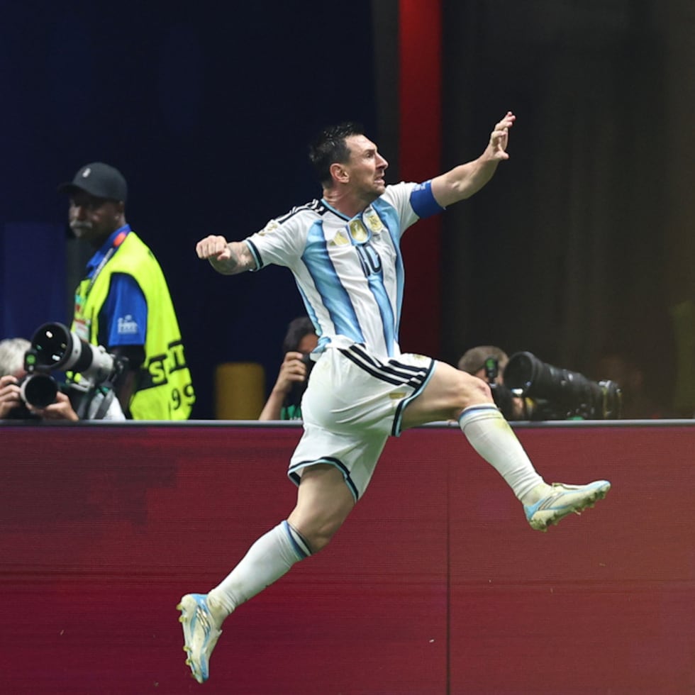Lionel Messi celebrando el gol con el que empató el duelo contra Egipto antes del desenlace.