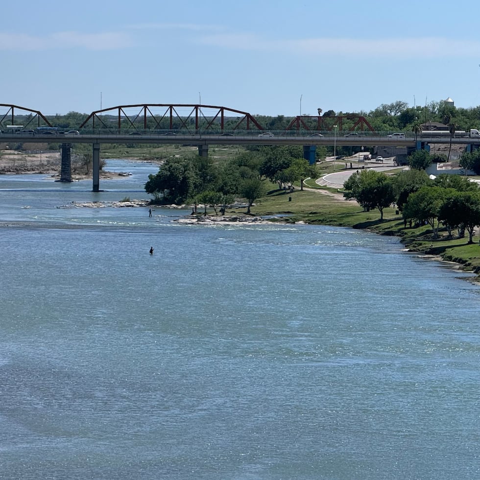 La Embajada estadounidense emitió esta advertencia en una publicación en sus redes sociales, la cual muestra un video con las boyas dispuestas a lo largo del río mientras suena la canción ‘Down by the riverside’ de Willie Jones.