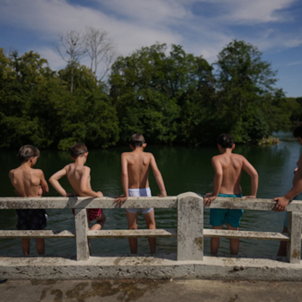 Varios niños se preparan para saltar al río Sena en Samois-sur-Seine, al sur de París.