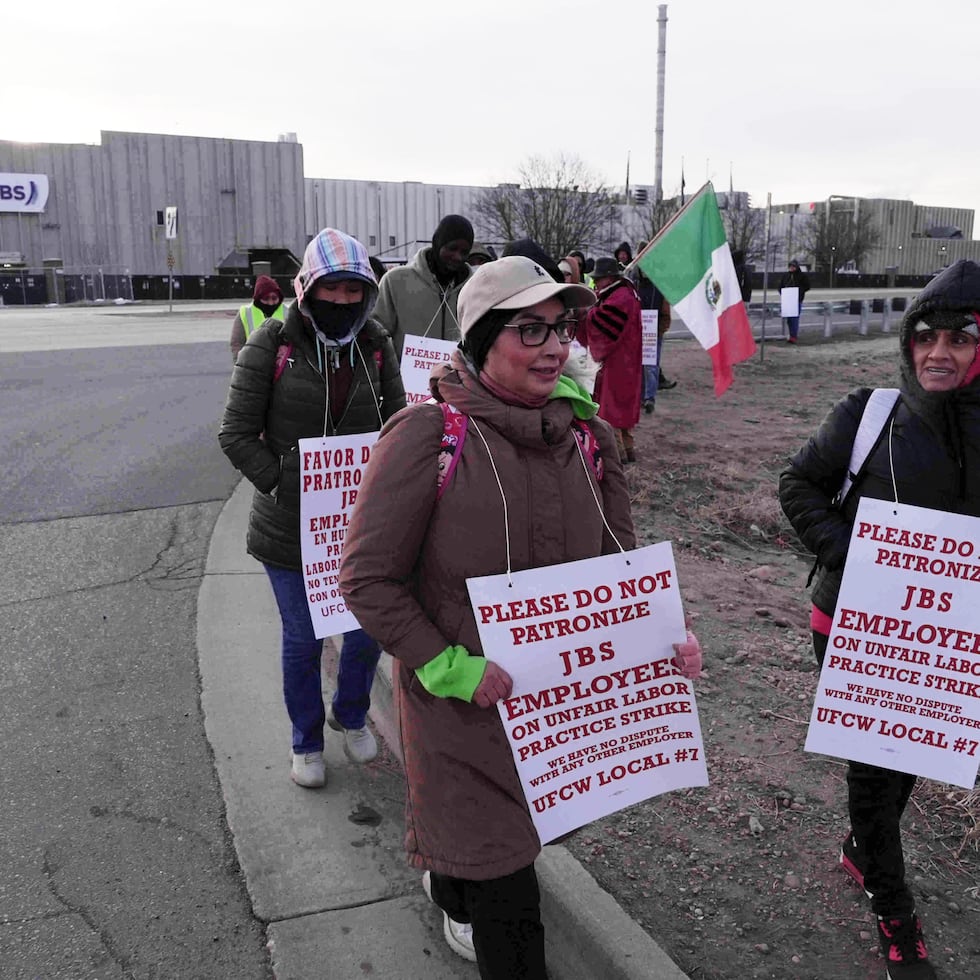 Los trabajadores de una planta de la empresa Swift Beef, propiedad de JBS, en Colorado, se declaran en huelga el lunes 16 de marzo de 2026.