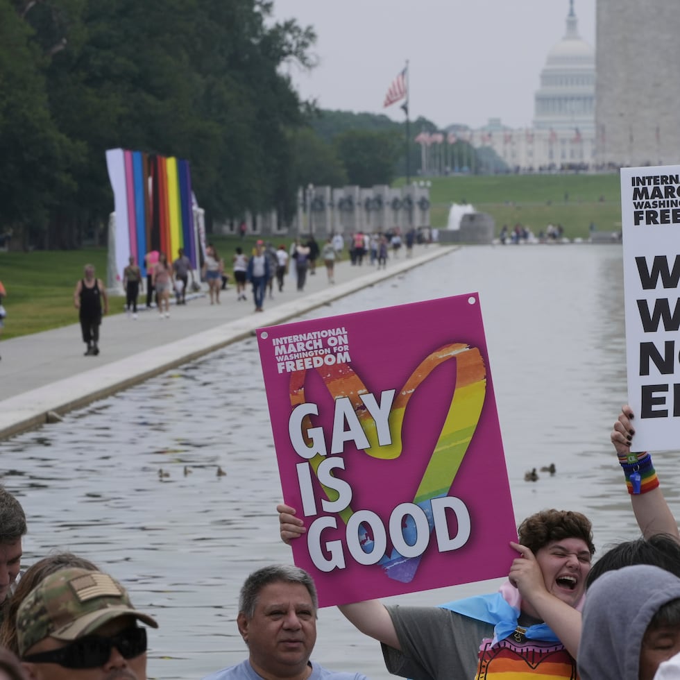 En la queja se argumenta que negar la cobertura de la atención de afirmación de género es discriminación basada en el sexo y solicita a la oficina de personal que rescinda la política.