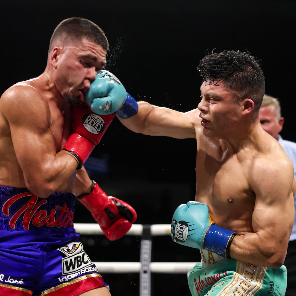 Isaac Cruz (derecha) acabó con Néstor Bravo (izquierda) con un gancho en el mentón.
