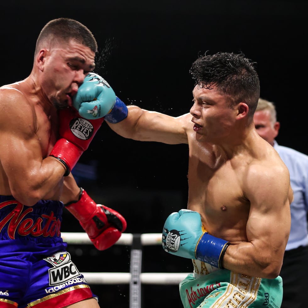 Isaac Cruz (derecha) acabó con Néstor Bravo (izquierda) con un gancho en el mentón.