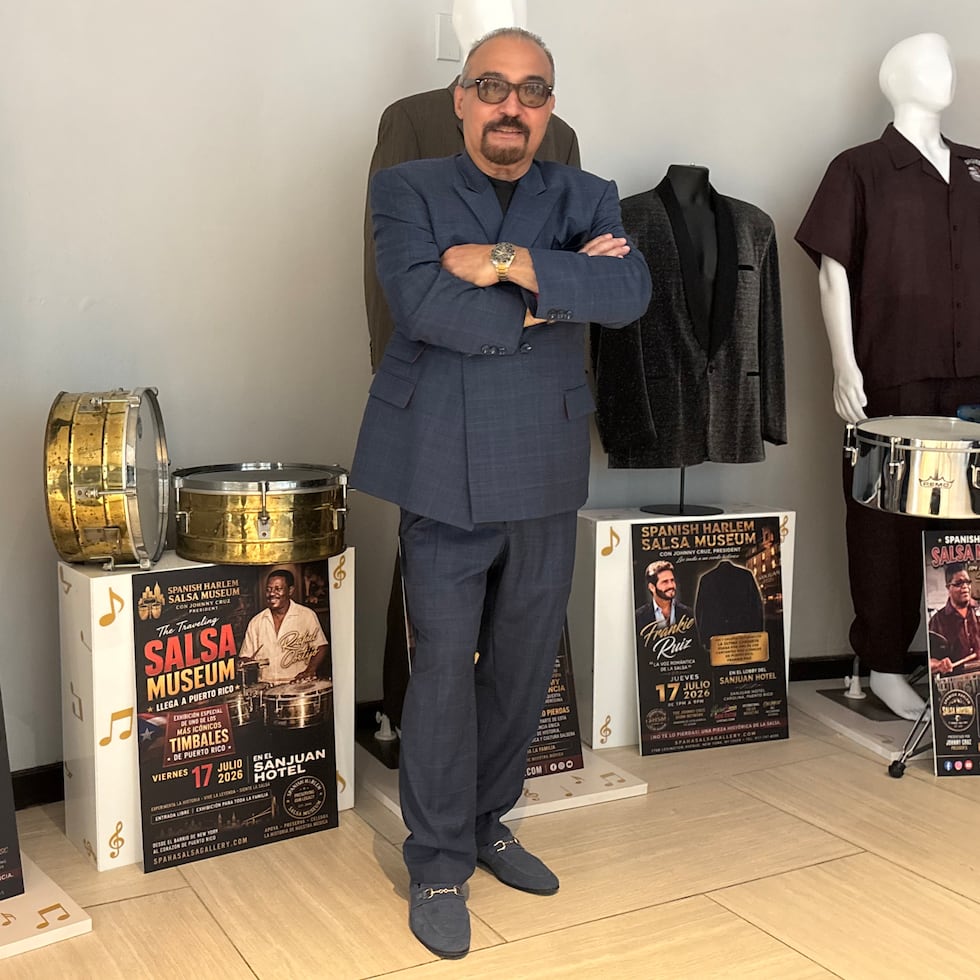 El presidente del Museo de la Salsa en la ciudad de Nueva York, Johnny Krueger, posa con parte de los objetos de la Galería de la Salsa en el Fairmont El San Juan Hotel. EFE/Esther Alaejos
