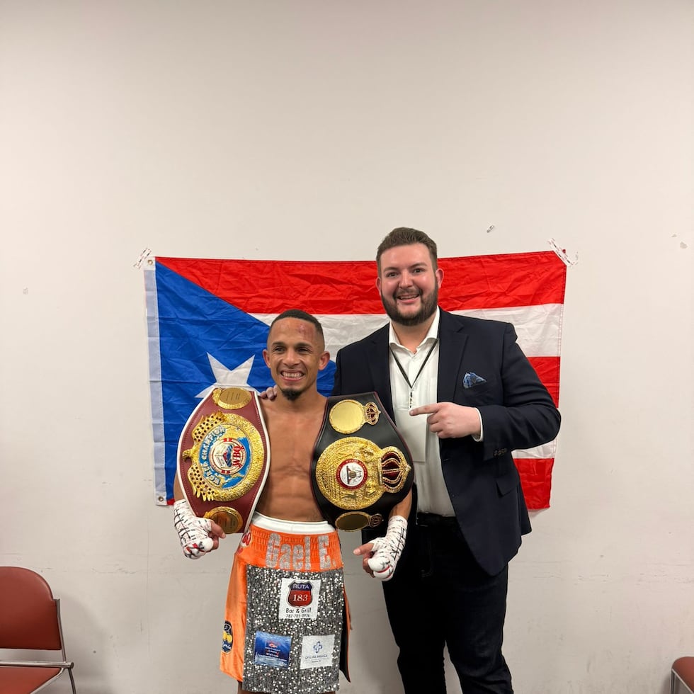 René “Chulo” Santiago (izquierda) posa con sus dos cinturones de las 108 libras junto a Félix Zabala III.