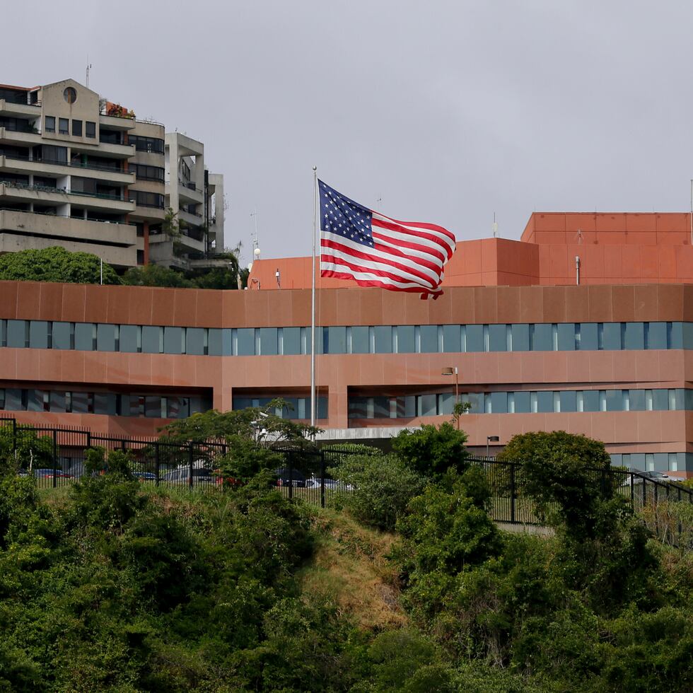 ARCHIVO – La bandera de Estados Unidos ondea fuera de la embajada del país en Caracas, Venezuela, el 24 de enero de 2019. (AP Foto/Fernando Llano, Archivo)