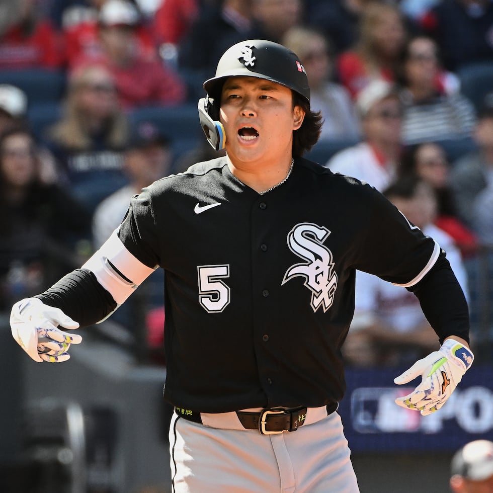 Munetaka Murakami, de los White Sox, celebra su jonrón de dos carreras.