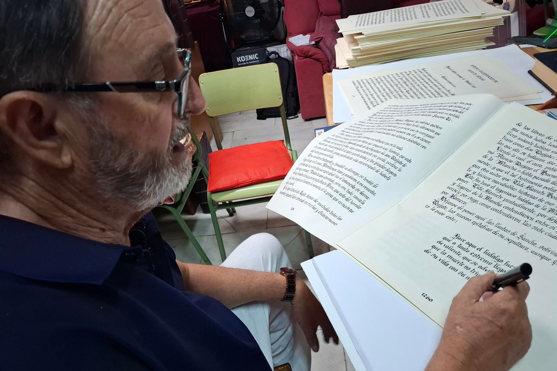 Imagen de la cobertura de: Profesor retirado completa copia de “El Quixote Axárquico” tras más de seis años