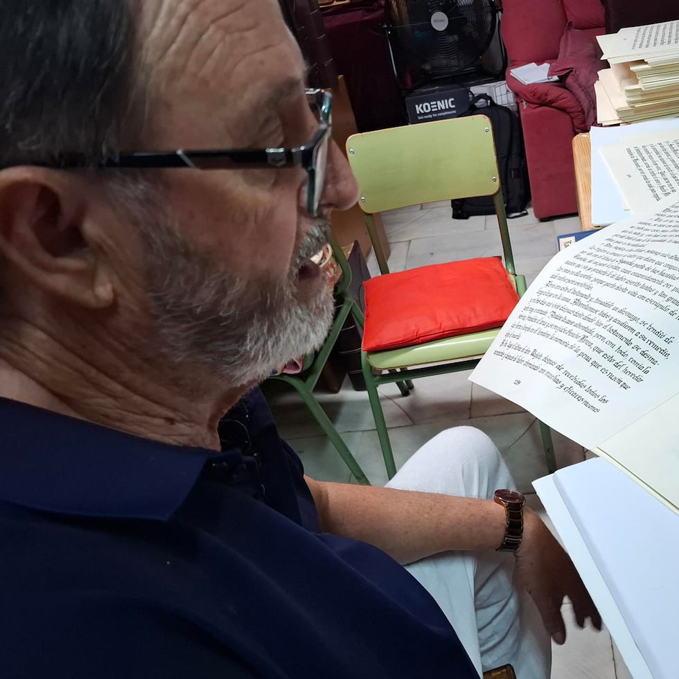 El español Manuel Marín Navarro muestra su copia manual del 'Quijote" con caligrafía gótica adaptada. EFE/Salvador Ruiz