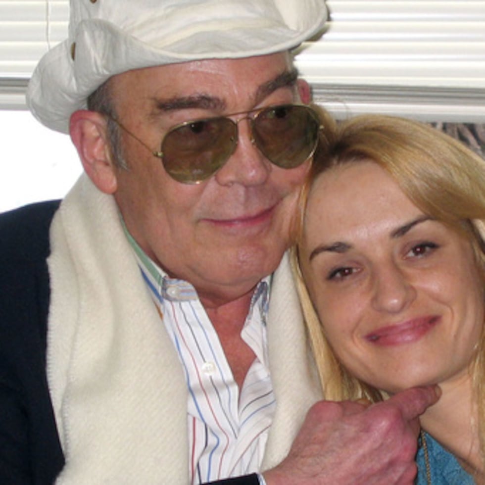 El periodista Hunter S. Thompson y su esposa, Anita Thompson, en el juzgado del condado de Pitkin en Aspen, Colorado, el 23 de abril de 2003, durante su ceremonia de boda civil.