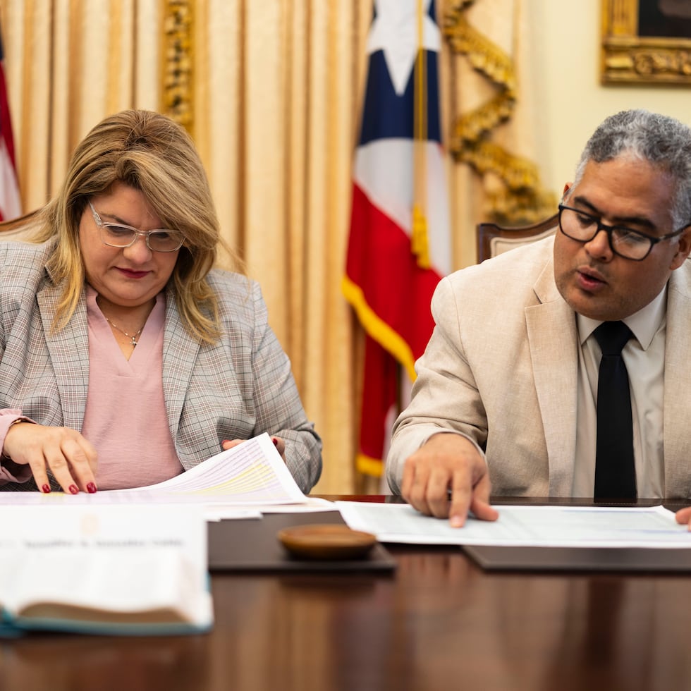La gobernadora Jenniffer González Colón junto al presidente ejecutivo de la Autoridad de Acueductos y Alcantarillados (AAA), el ingeniero Luis R. González Delgado.