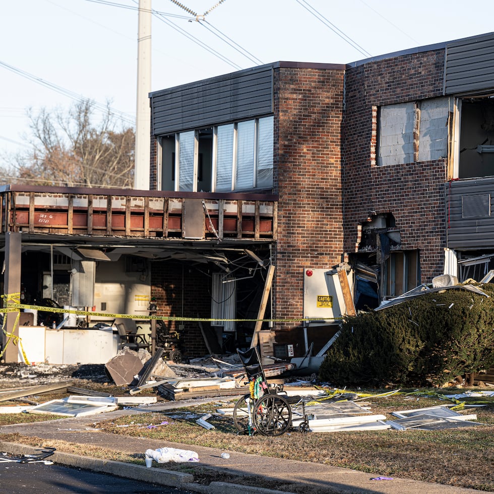 El jefe de bomberos de la ciudad, Kevin Dippolito, dijo en la conferencia de prensa del martes que cinco personas seguían desaparecidas.