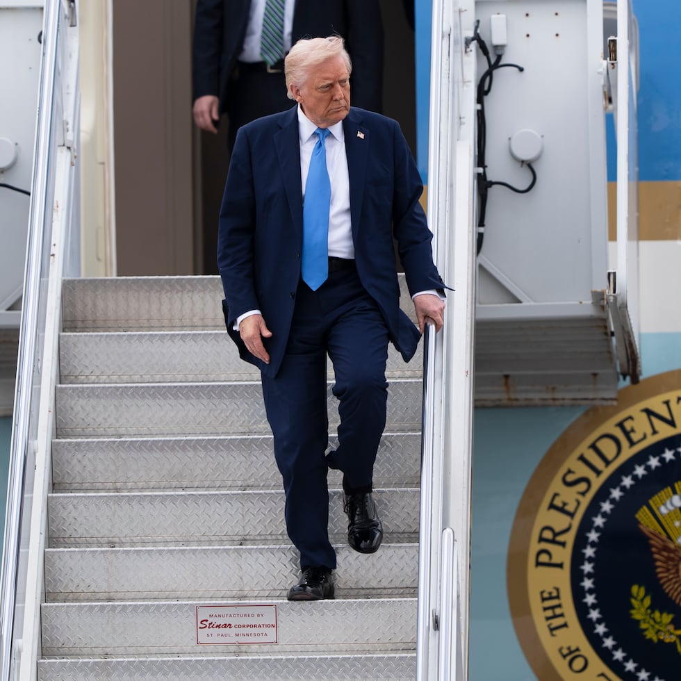 El presidente Donald Trump llega en el Air Force One al Aeropuerto Internacional de Palm Beach.