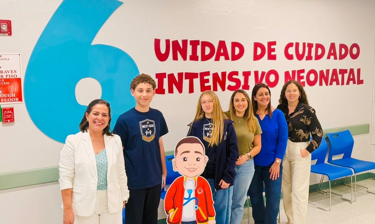 Estudiantes de Wesleyan Academy donan 60 kits a familias con bebés en NICU del Hospital Pediátrico