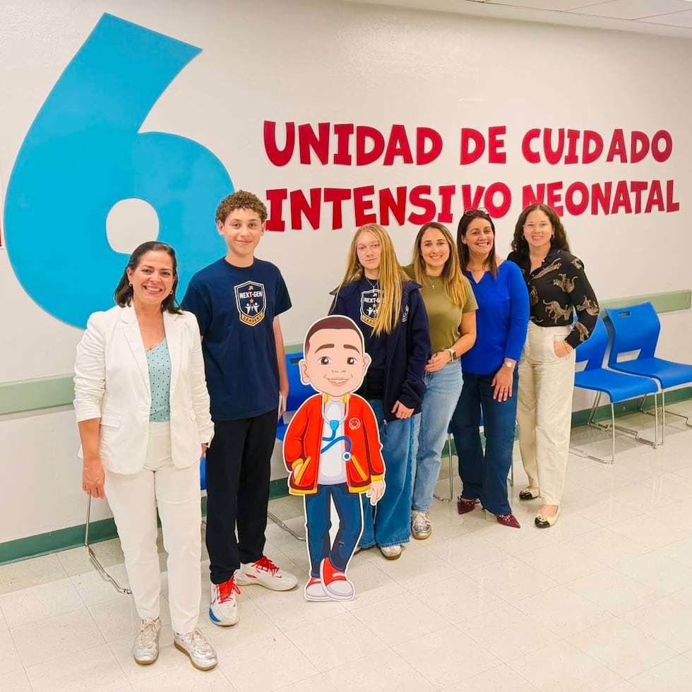 Un grupo de estudiantes y personal de Wesleyan Academy, en Guaynabo, entregó kits de apoyo a la Fundación Hospital Pediátrico, que los distribuirá a famililas con bebés recluidos en la Unidad de Cuidado Intensivo Neonatal.
