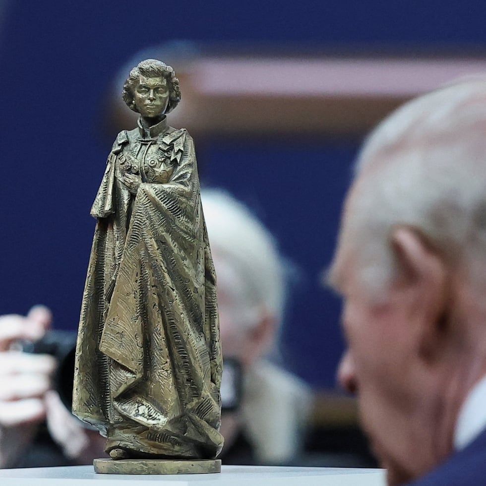 El rey Charles III de Gran Bretaña junto a una escultura a escala realizada por Martin Jennings, que representa a la reina Elizabeth.