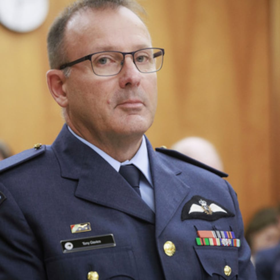 El jefe de las Fuerzas Armadas de Nueva Zelanda, el mariscal del aire Tony Davies, asiste a una sesión de la Comisión Especial de Defensa sobre el presupuesto en el Parlamento de Wellington, Nueva Zelanda, el 18 de junio de 2024. (Robert Kitchin/The Post vía AP)
