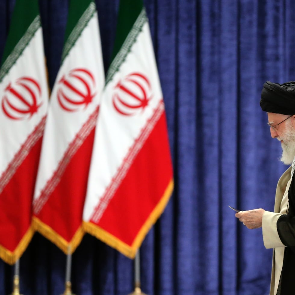 “Los criminales estadounidense-sionistas atacaron el edificio de la Asamblea de Expertos en Qom”, al sur de Teherán, según la agencia de noticias Tasnim.