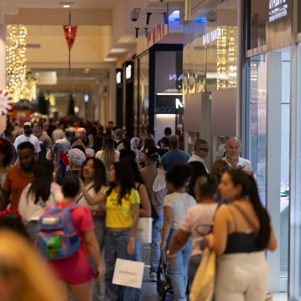 Comprar local no es romanticismo patriótico. Es economía real: por cada $100 que gastas en un comercio local, entre $40 y $60 se quedan y circulan en la comunidad, afirma Eduardo Bhatia. Vista de un centro comercial atestado un Viernes Negro.