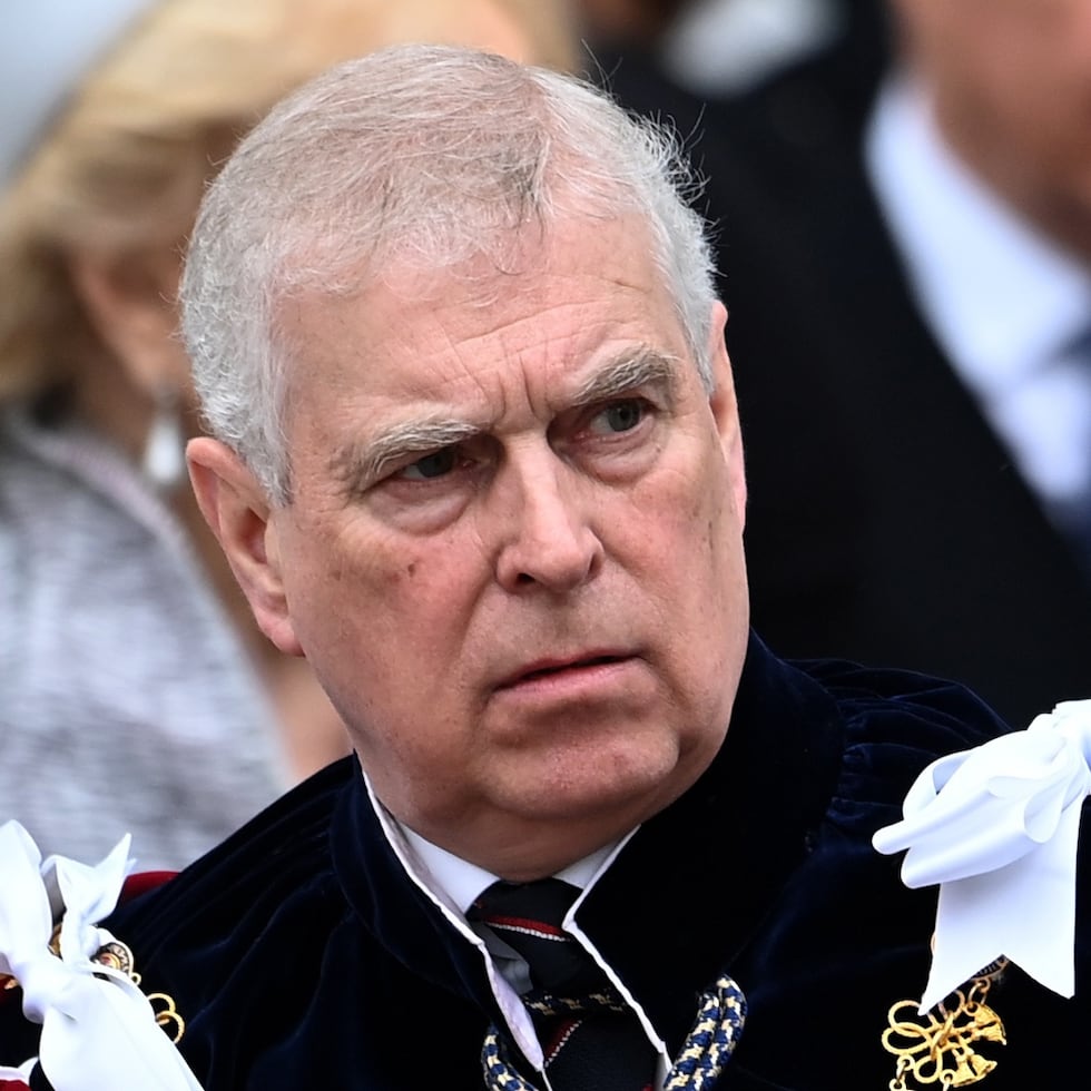 El rey Charles III, al final de octubre de 2025, despojó a su hermano de sus títulos reales.