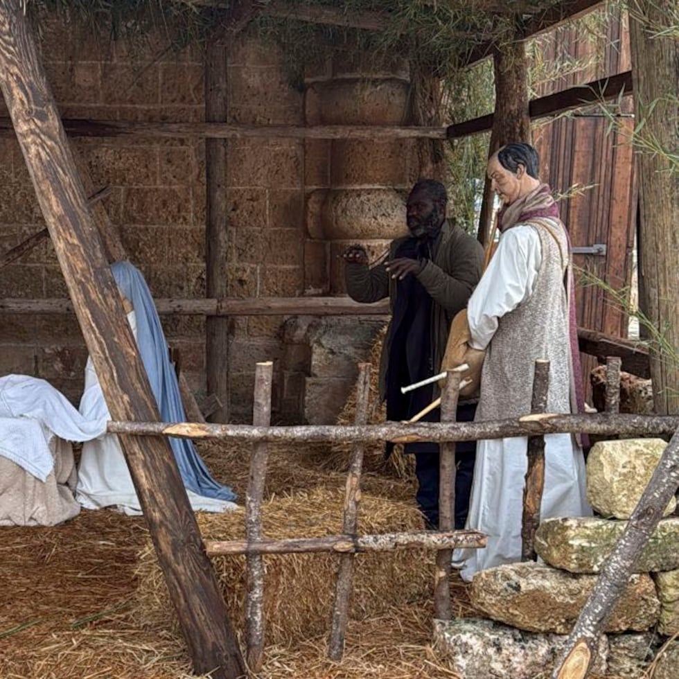 Un hombre buscado por la Policía en Italia por varios delitos ha sido sorprendido mientras se ocultaba dentro de una representación del Portal de Belén a escala real en la localidad de Galatone, como si se tratara de una figura más.