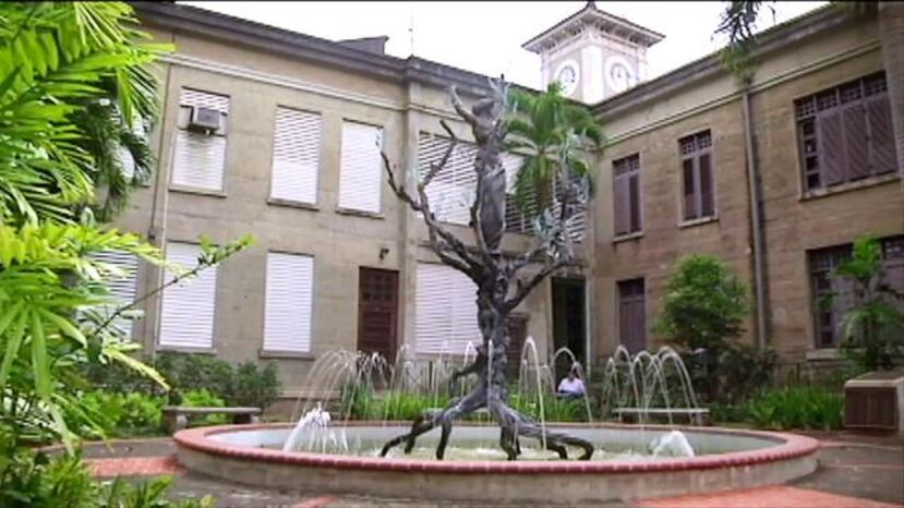 La mayoría de los puertorriqueños que trabajan en la NASA son egresados del Recinto Universitario de Mayagüez de la Universidad de Puerto Rico. (UPR Mayagüez)