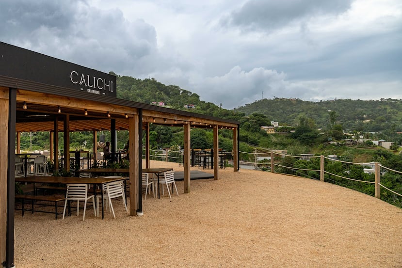 El restaurante Calichi Gastrobar tiene unas vistas hermosas de las montañas de Naranjito.