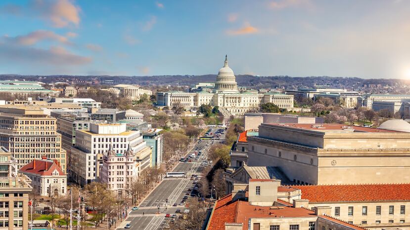 Al fondo, el Capitolio de Estados Unidos.