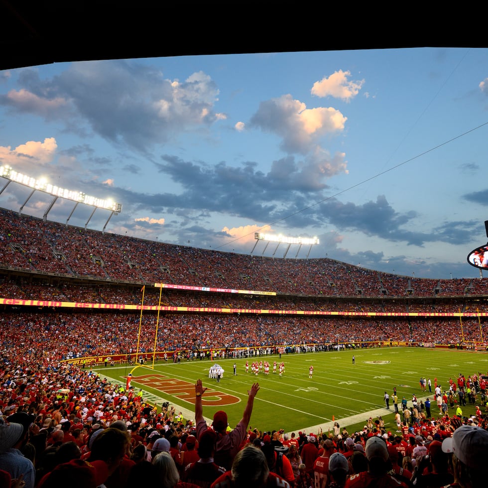 Vista general del interior del GEHA Field en el Arrowhead Stadium durante la primera mitad de un partido de la NFL entre los Chiefs de Kansas City y los Lions de Detroit.