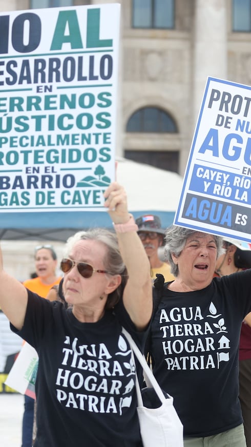 Representantes de diversas organizaciones realizaron una manifestación frente al Capitolio en rechazo a un proyecto sustitutivo que da paso a la llamada reforma de permisos, que podría evaluarse hoy durante la sesión del Senado.