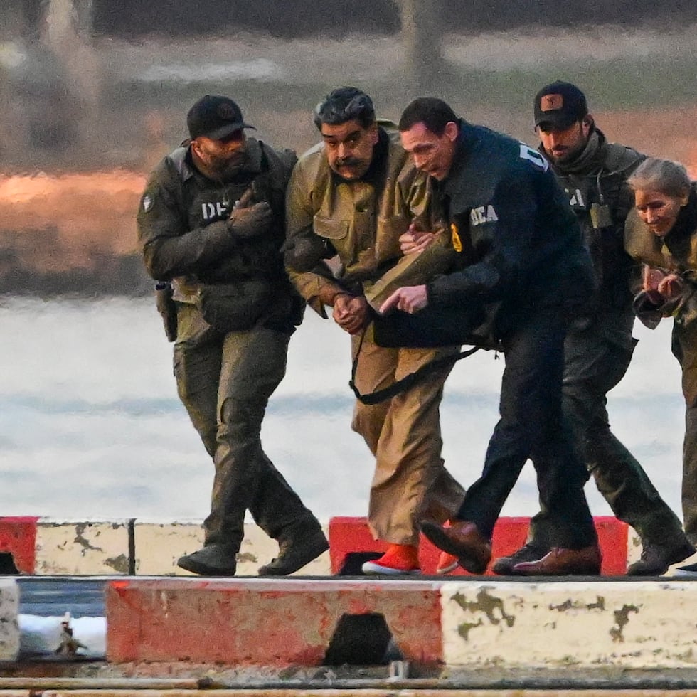 El presidente venezolano, Nicolás Maduro, y su esposa, Cilia Flores, llegan al helipuerto de Wall Street durante su transporte a la corte federal para su comparecencia en Nueva York. EFE/Stringer