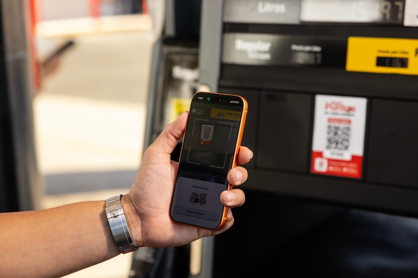 Paga en la bomba o en la tienda, escaneando el código QR.