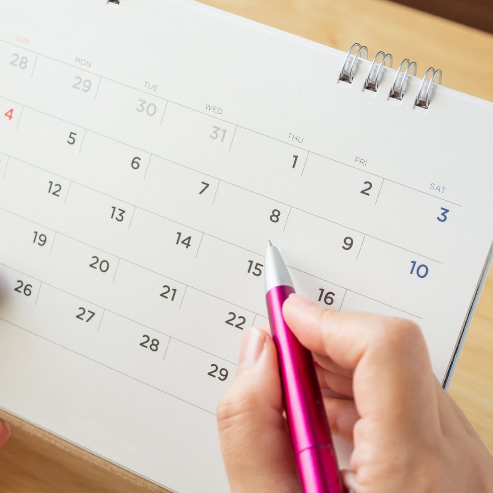 El fin de año, con su ritmo distinto y su inevitable balance, nos ofrece una tregua. No para apresurarnos a cerrar ciclos ni para imponer alegrías, sino para aceptar que el tiempo no es ni enemigo ni amenaza, ni juez implacable o severo. Es compañero, escribe Sonia Vélez.