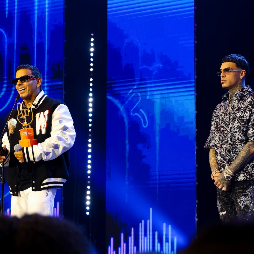 Tito "El Bambino" recibió el Premio Dedicatoria, entregado por Luar La L.